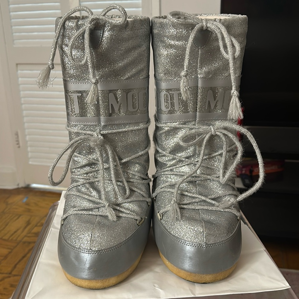 Moon Boot - icon silver glitter boots (size 35-38)